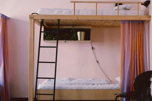 Ένα ή περισσότερα κρεβάτια σε δωμάτιο στο Hostel & Garten Eden