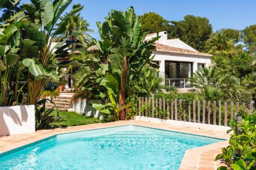 ハベアにあるCa Jardi, Luxury Ibiza-Style villa with private pool, Javeaの家の前のプール