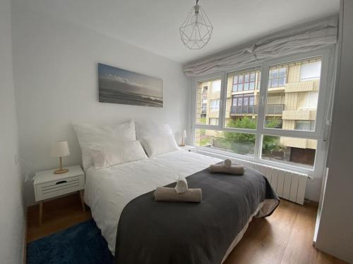 Giường trong phòng chung tại Sopela Sea Apartment