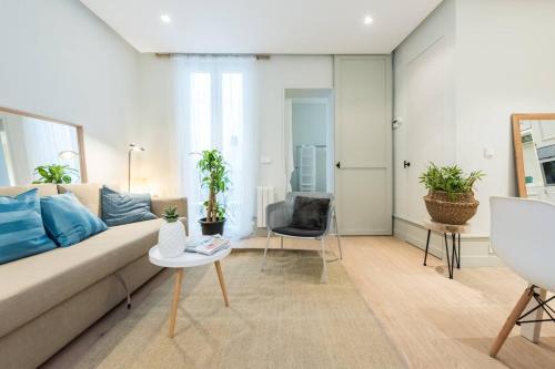Central Madrid Apartment 60 m² + AC