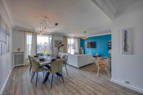 une salle à manger et un salon avec une table et des chaises dans l'établissement #HA Eaux Claires Angelica Parking, à Grenoble