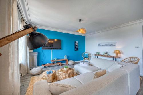 - un salon avec un canapé blanc et des murs bleus dans l'établissement #HA Eaux Claires Angelica Parking, à Grenoble