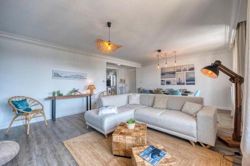 un salon avec un canapé et une table dans l'établissement #HA Eaux Claires Angelica Parking, à Grenoble