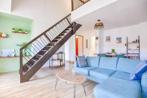 - un salon avec un canapé bleu et un escalier dans l'établissement Le République - Beau duplex avec 2 ch hypercentre, à Marseille