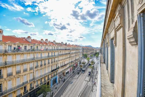 une vue d'une rue de la ville depuis un bâtiment dans l'établissement Le République - Beau duplex avec 2 ch hypercentre, à Marseille