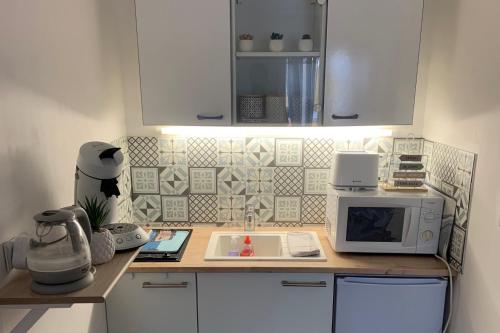 - une cuisine équipée d'un comptoir avec un four micro-ondes dans l'établissement Quiet T2 near the beach in Villers-sur-Mer, à Villers-sur-Mer