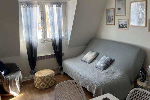 une chambre avec un lit avec deux oreillers dessus dans l'établissement Quiet T2 near the beach in Villers-sur-Mer, à Villers-sur-Mer