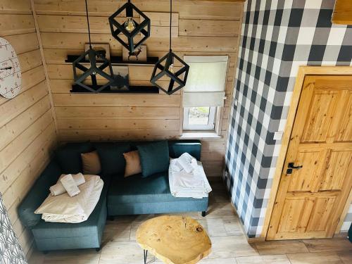 an overhead view of a couch in a tiny house at Nad Grajcarkiem domki i pokoje in Szczawnica