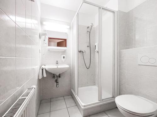 Koupelna v ubytování Lenas Donau Hotel