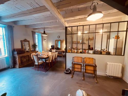 une salle à manger avec une table et des chaises dans une pièce dans l'établissement Maison Albuconis, 3 chambres 150m2 avec piscine en centre ville, à Aubusson