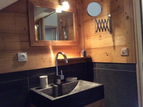 une salle de bain avec un lavabo et un miroir dans l'établissement Appartement Duplex 3 Chambres pour 6 Personnes avec Balcon à Valloire, 400m des Pistes - FR-1-263-297, à Valloire