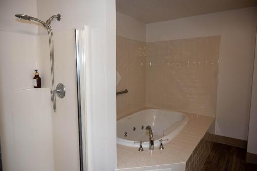 y baño con ducha y bañera. en District Attorney's Office, en Rochester