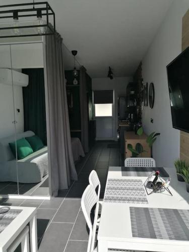 TV a/nebo společenská místnost v ubytování Maya's Cozy Studio