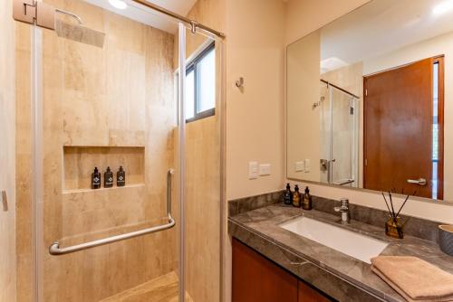 Et badeværelse på Luxury Apt Gym Jacuzzi WIFI Starlink