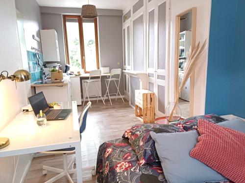 un salon avec un bureau et un canapé dans l'établissement Archer 1er, Plein centre, quartier historique, à Amiens