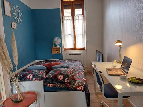 une chambre avec un lit et un bureau avec un ordinateur portable dans l'établissement Archer 1er, Plein centre, quartier historique, à Amiens