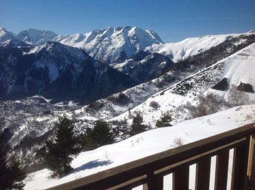 - une vue sur une montagne enneigée au loin dans l'établissement Vue et Soleil Alpe d'Huez, à Huez