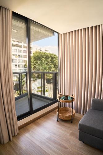 a living room with a couch and a large window at HYPE STATES Cali in El Peñón