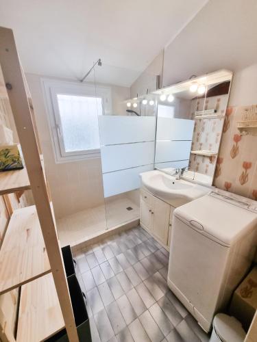 une petite salle de bain avec un lavabo et des toilettes dans l'établissement Le Coin du Soleil - Maison avec piscine, à Bormes-les-Mimosas