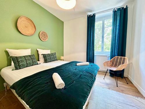 une chambre avec un grand lit aux murs verts dans l'établissement L'Authentique maison cosy et rénovée, à Condat-sur-Vienne
