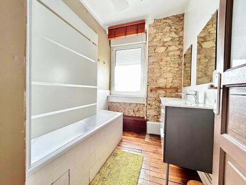 Fotografie z fotogalerie ubytování L'Authentique maison cosy et rénovée v destinaci Condat-sur-Vienne