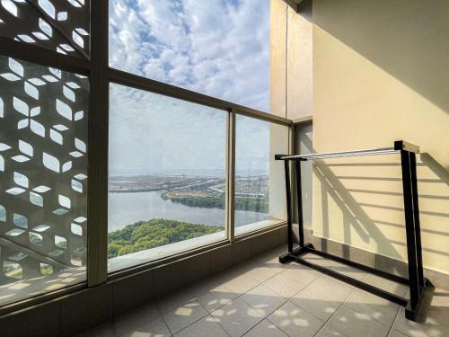 ein Zimmer mit einem großen Fenster mit Blick auf einen Fluss in der Unterkunft Luxurious La Luna at Gold Coast Sea View in Jakarta
