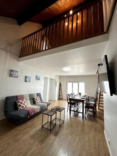 un salon avec un canapé et une table dans l'établissement Disney famille Cœur de la Ville, à Meaux