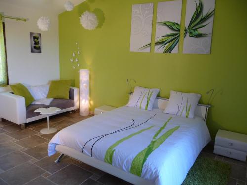 ドラギニャンにあるLa Bastide Des Selvesの緑のベッドルーム(ベッド1台、ソファ付)