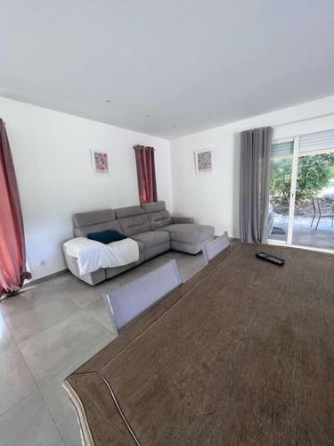 un salon avec un canapé et une table dans l'établissement Casalea, à Oletta