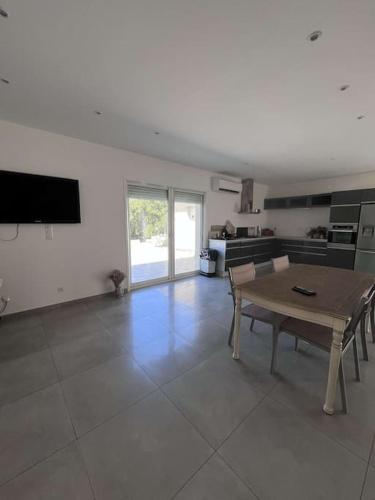 Il comprend un grand salon avec une table et une cuisine. dans l'établissement Casalea, à Oletta