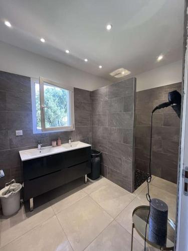 une salle de bain avec une baignoire, un lavabo et une fenêtre dans l'établissement Casalea, à Oletta