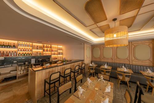 a restaurant with tables and chairs and a bar at Hotel Faranda Express Soloy and Casino, a member of Radisson Individuals in Panama City