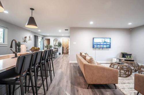 Posezení v ubytování OliveBranch-LuxeDesigner Home-Spa-Firepit-GameZone