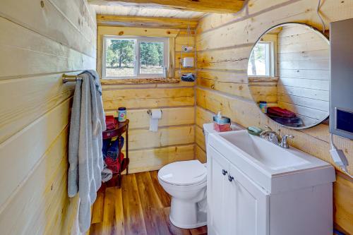 Koupelna v ubytování Mtn Views and Fireplace Cozy Trout Creek Tiny Home