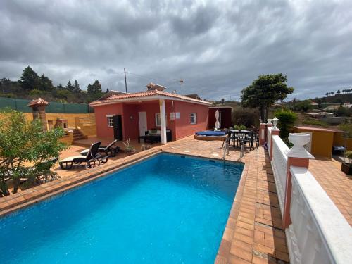 une maison avec une piscine devant une maison dans l'établissement Casa Cesar, à Puntagorda