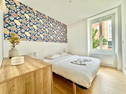 a small bedroom with a bed and a window at Le Renouveau, neuf et tout équipé in Limoges