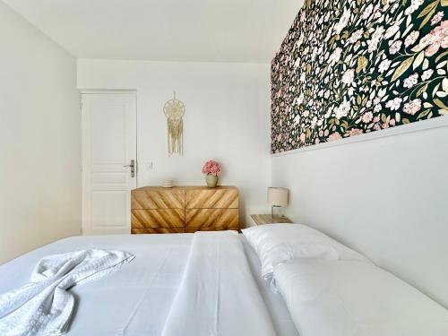 une chambre avec un lit et un tableau au mur dans l'établissement Le Renouveau, neuf et tout équipé, à Limoges