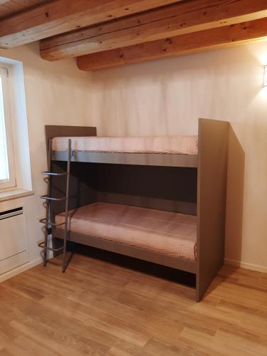 a room with two bunk beds in the wall at Bed and Breakfast Cà Tognella in Pescantina