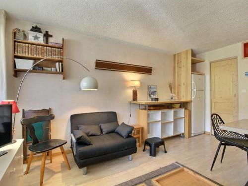 un salon avec un canapé et une table dans l'établissement Appartement rénové 3 pièces, au pied des pistes, orienté sud, proches commerces - FR-1-455-10, à La Plagne