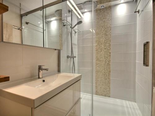 une salle de bain avec un lavabo et une douche dans l'établissement Appartement rénové 3 pièces, au pied des pistes, orienté sud, proches commerces - FR-1-455-10, à La Plagne