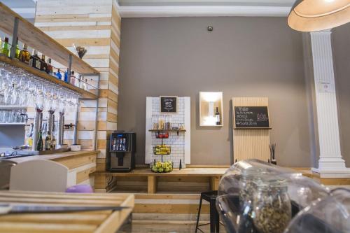 um restaurante com um balcão com taças de vinho na parede em Hotel Alda Centro Ponferrada em Ponferrada