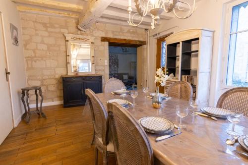 une salle à manger avec une longue table et des chaises dans l'établissement Voyage en Confluence - Candes St Martin, à Candes-Saint-Martin