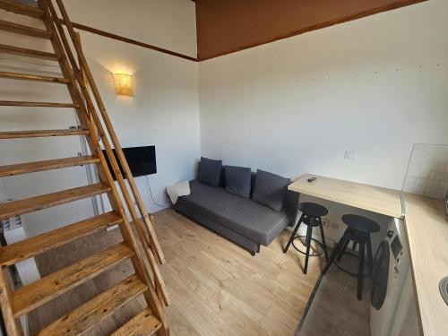 un salon avec un canapé et un bureau dans l'établissement Brun noisetier, à Tourcoing