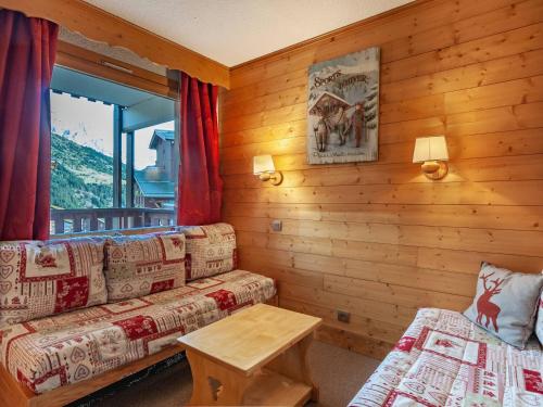 - un salon avec des canapés, une table et une fenêtre dans l'établissement Studio ski-in/ski-out, balcon, divisible, Laitelet - FR-1-355-26, à Méribel