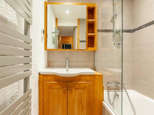 une salle de bain avec un lavabo, un miroir et une baignoire dans l'établissement Studio ski-in/ski-out, balcon, divisible, Laitelet - FR-1-355-26, à Méribel