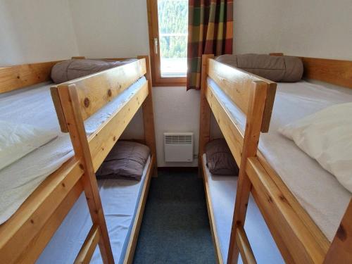 deux lits superposés dans une chambre avec fenêtre dans l'établissement Spacieux appart 3 pièces + cabine, 10 pers, coeur de station, Valfréjus - FR-1-265-204, à Valfréjus