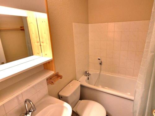 une salle de bain avec toilettes, lavabo et baignoire dans l'établissement Spacieux appart 3 pièces + cabine, 10 pers, coeur de station, Valfréjus - FR-1-265-204, à Valfréjus