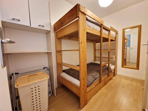 Cette chambre comprend des lits superposés et une poubelle. dans l'établissement Charmant 2 pièces avec coin montagne, 4/6 personnes, 32 m², balcon sud, à Modane - FR-1-265-247, à Valfréjus