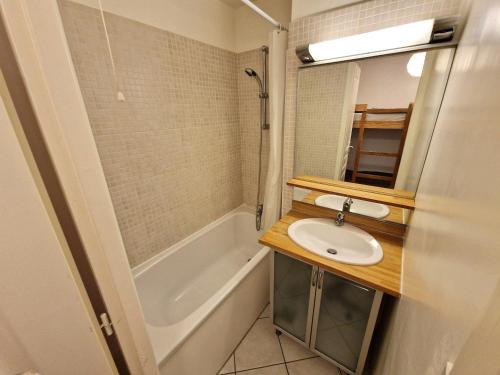 une salle de bain avec un lavabo et une baignoire dans l'établissement Charmant 2 pièces avec coin montagne, 4/6 personnes, 32 m², balcon sud, à Modane - FR-1-265-247, à Valfréjus