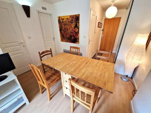 une salle à manger avec une table et des chaises en bois dans l'établissement Charmant 2 pièces avec coin montagne, 4/6 personnes, 32 m², balcon sud, à Modane - FR-1-265-247, à Valfréjus